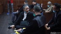 Sebelumnya, Maria Lumowa didakwa melakukan perbuatan memperkaya diri melalui transaksi pencairan beberapa letter of credit (L/C) ke Bank Negara Indonesia (BNI). Maria juga didakwa merugikan negara sebesar Rp 1,2 triliun.