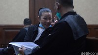 Maria Lumowa tersenyum santai saat menunggu sidang di Pengadilan Tipikor, Jakarta Pusat, Rabu (20/1/2020). 
