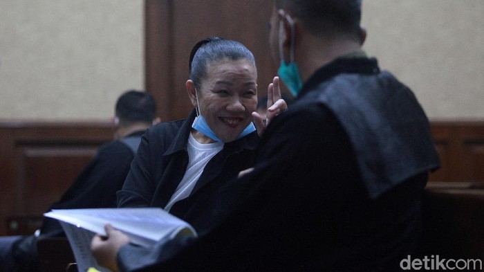 Terdakwa korupsi L/C fiktif Bank BNI Kebayoran Baru, Maria Pauline Lumowa tersenyum santai saat menunggu sidang di Pengadilan Tipikor, Jakarta Pusat, Rabu (20/1/2020). Rencananya, agenda sidang mendengarkan pembacaan eksepsi (keberatan terdakwa atas surat dakwaan) berlangsung pukul 13.00 WIB namun hingga pukul 16.00 WIB belum juga dimulai.