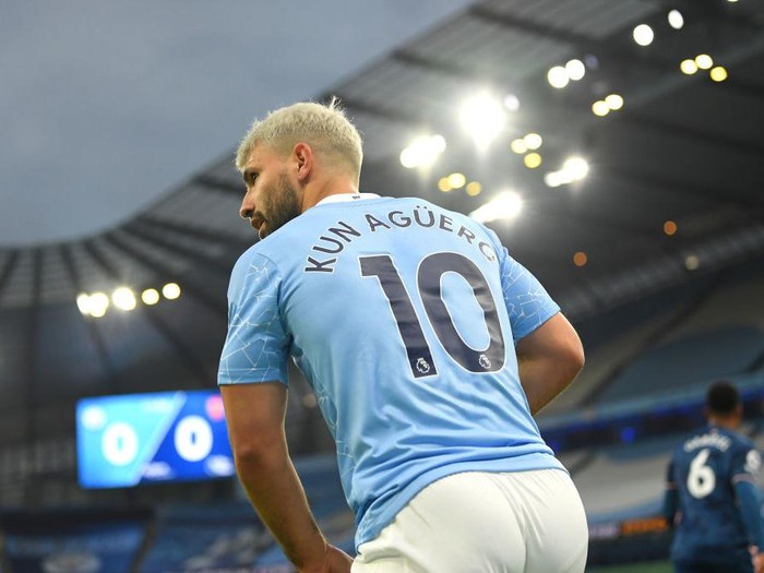MANCHESTER, ENGLAND - OCTOBER 17: Sergio Aguero of Manchester City in action during the Premier League match between Manchester City and Arsenal at Etihad Stadium on October 17, 2020 in Manchester, England. Sporting stadiums around the UK remain under strict restrictions due to the Coronavirus Pandemic as Government social distancing laws prohibit fans inside venues resulting in games being played behind closed doors. (Photo by Michael Regan/Getty Images)