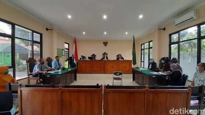 Sidang perdana gugatan warga Banyumas terkait pemakaman protokol COVID-19 di PN Purwokerto, Rabu (20/1/2021).
