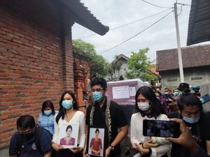 Isak Tangis Keluarga Sambut Jenazah Pramugari Sriwijaya Air SJ182