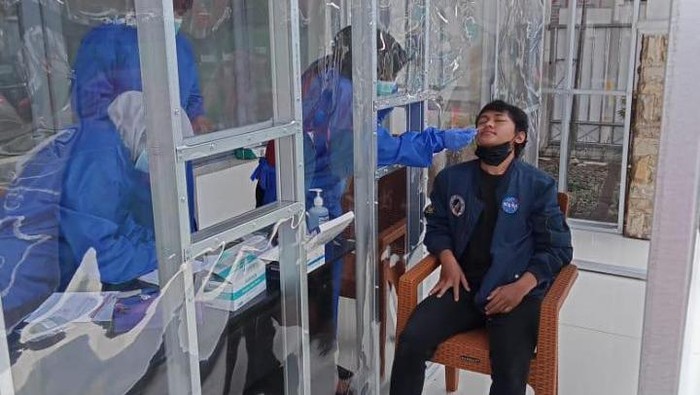 Pelayanan Rapid Test Antigen di Stasiun Tasikmalaya.