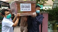 Jenazah Didik disemayamkan di rumah duka sekitar satu jam sebelum dimakamkan di pemakaman desa setempat. 