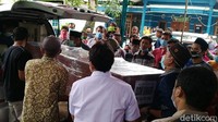 Usai proses serah terima oleh pihak Nam Air, jenazah Capt Didik lalu dibawa ke pemakaman sekitar pukul 14.00 WIB. 