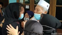 Anak pertama Didik tak kuasa menahan duka. Dia beberapa kali memeluk kakeknya, Ruslani, yang terlihat sangat kehilangan anak bungsunya itu.