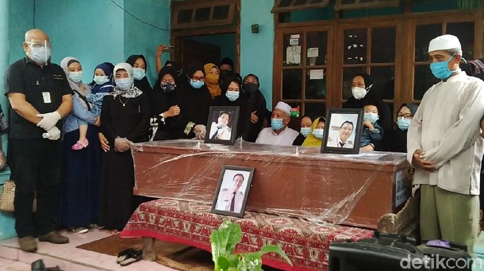 Suasana Haru Iringi Pemakaman Pilot Naim Air Korban Sriwijaya Air Jenazah pilot Naim Air, Capt Didik Gunardi (49), korban Sriwijaya Air SJ182 jatuh, dimakamkan di Kabupaten Pekalongan, Jawa Tengah, Rabu (20/1/2021).