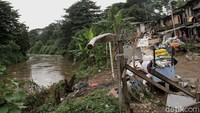 Kondisi pemukiman yang ada di bantaran sungai Ciliwung tempat di mana keberadaan tiang pancang tersebut mangkrak dan terbengkalai sejak lama.