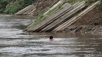 Deretan tiang pancang yang terbengkalai terlihat di kawasan sungai Ciliwung Tanjung Barat, Jakarta Selatan, Rabu (20/1). Sejak dicanangkan normalisasi sungai Ciliwung pada era Gubernur Basuki Tjahaja Purnama tiang pancang tersebut masih mangkrak sampai sekarang.  