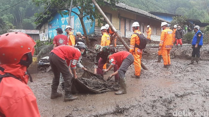 Tim gabungan membersihkan sisa lumpur dan batu di lokasi banjir bandang