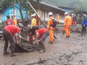 Tim Gabungan Evakuasi Lumpur-Batu di Lokasi Banjir Bandang Gunung Mas