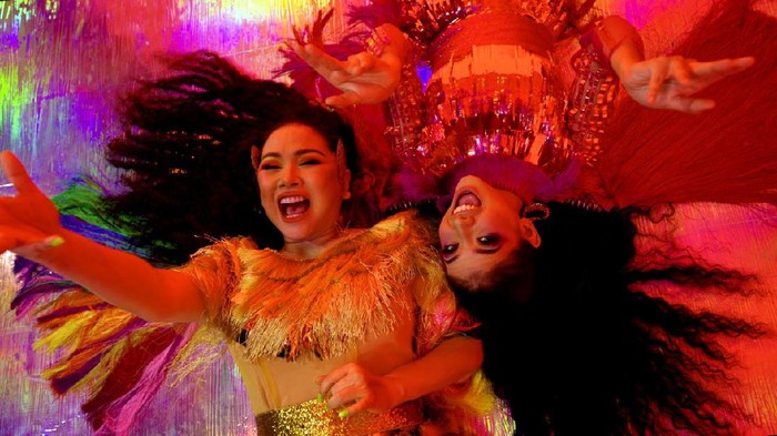 Titi DJ feat. Sara Fajira dan Eka Gustiwana di video klip Show Off Your Colors