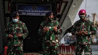 Panglima Komando Lintas Laut Militer (Kolinlilamil) Laksda TNI Irvansyah dan para prajurit TNI AL doa bersama sebelum melepas keberangkatan KRI Teluk Cirebon-543 ke Mamuju.