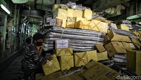 Berbagai bahan bantuan yang telah terhimpun melalui Posko TNI AL Peduli Mamuju terdiri dari paket sembako, beras, air mineral, minyak goreng, obat-obatan, susu, makanan bayi, perlengkapan bayi, tenda darurat, perlengkapan wanita, perlengkapan tidur, kain sarung, dan masker.