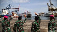 KRI Teluk Cirebon-543 yang mengangkut bantuan telah bertolak menuju Mamuju dari Dermaga Kolinlamil, Jakarta Utara.