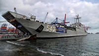 TNI AL mengerahkan KRI Teluk Cirebon-543 untuk mengirim bantuan ke Sulawesi Barat, Rabu (20/1/2021).
