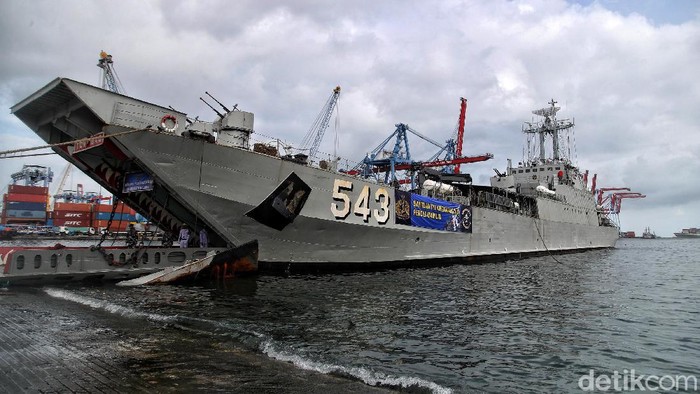 TNI AL Salurkan Bantuan untuk Korban Bencana Sulbar dan Kalsel Panglima Komando Lintas Laut Militer (Kolinlilamil) Laksda TNI Irvansyah memeriksa logistik bantuan di KRI Teluk Cirebon-543, Dermaga Kolinlamil, Jakarta Utara, Rabu (20/1). Kegiatan tersebut merupakan pelepasan bantuan untuk korban bencana gempa Mamuju, Sulawesi Barat. Selain itu, TNI AL juga akan mengerahkan KRI Banda Aceh 593 yang akan mendistribusikan bantuan dan bahan kontak untuk korban bencana di Banjarmasin , Kalimantan Selatan.