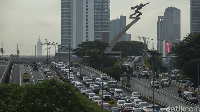 Pengendara melintas di Ruas jalan Jakarta, Rabu (20/1/2021). DKI Jakarta keluar dari daftar 10 kota termacet dunia.