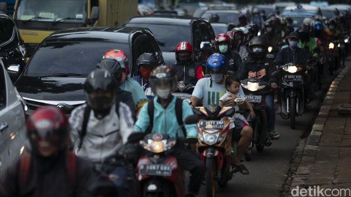 Pengendara melintas di Ruas jalan Jakarta, Rabu (20/1/2021). DKI Jakarta keluar dari daftar 10 kota termacet dunia.