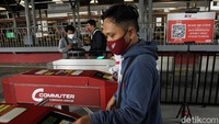 KAI Commuter menyediakan Kartu Multi-Trip (KMT) sebagai tiket untuk penumpang KRL.