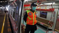 Lebih lanjut, pada menu ambil antrean, bila kuota peserta masih tersedia, calon peserta dapat memilih stasiun keberangkatan dan jadwal KRL uji coba yang hendak dinaiki. Pada pilihan jadwal tertera waktu untuk boarding (waktu mulai masuk gate stasiun), dan waktu keberangkatan kereta. Pius Erlangga/detikcom  