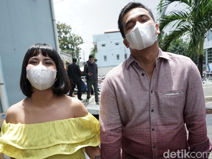 Artis Vanessa Angel bersama suaminya Bibi Ardiansyah saat ditemui dikawasan Tendean, Jakarta, Rabu, (20/1).