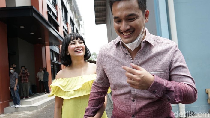 Artis Vanessa Angel bersama suaminya Bibi Ardiansyah saat ditemui dikawasan Tendean, Jakarta, Rabu, (20/1).