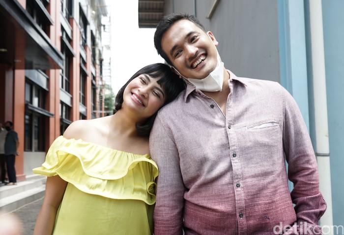 Artis Vanessa Angel bersama suaminya Bibi Ardiansyah saat ditemui dikawasan Tendean, Jakarta, Rabu, (20/1).