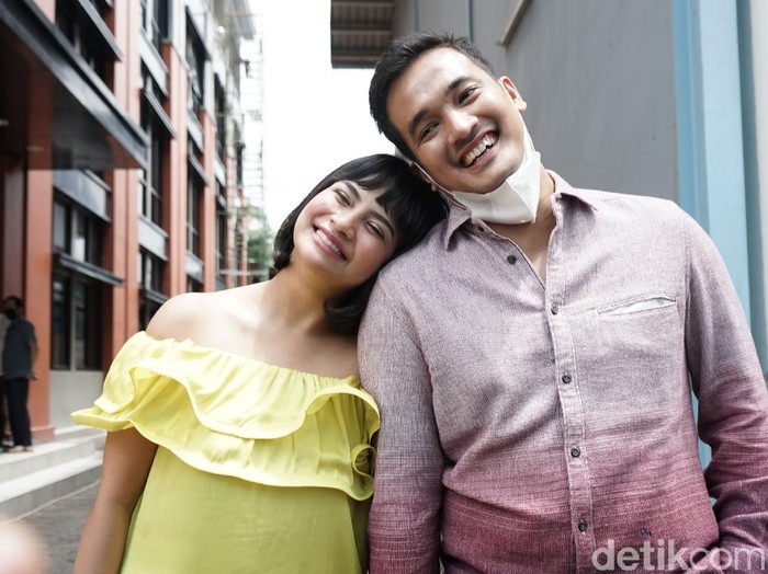 Artis Vanessa Angel bersama suaminya Bibi Ardiansyah saat ditemui dikawasan Tendean, Jakarta, Rabu, (20/1).