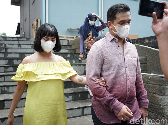 Artis Vanessa Angel bersama suaminya Bibi Ardiansyah saat ditemui dikawasan Tendean, Jakarta, Rabu, (20/1).