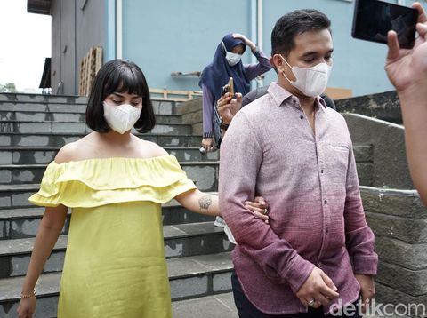 Artis Vanessa Angel bersama suaminya Bibi Ardiansyah saat ditemui dikawasan Tendean, Jakarta, Rabu, (20/1).