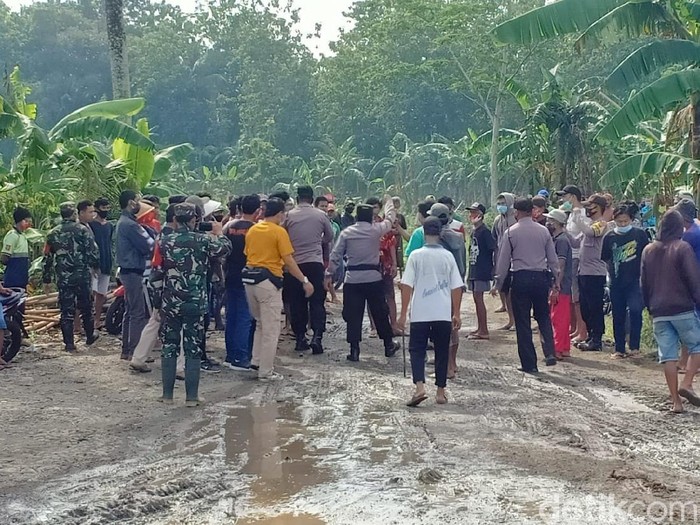 Warga geruduk tambang pasir yang disebut bikin jembatan rusak di Purbalingga, Rabu (20/1/2021).