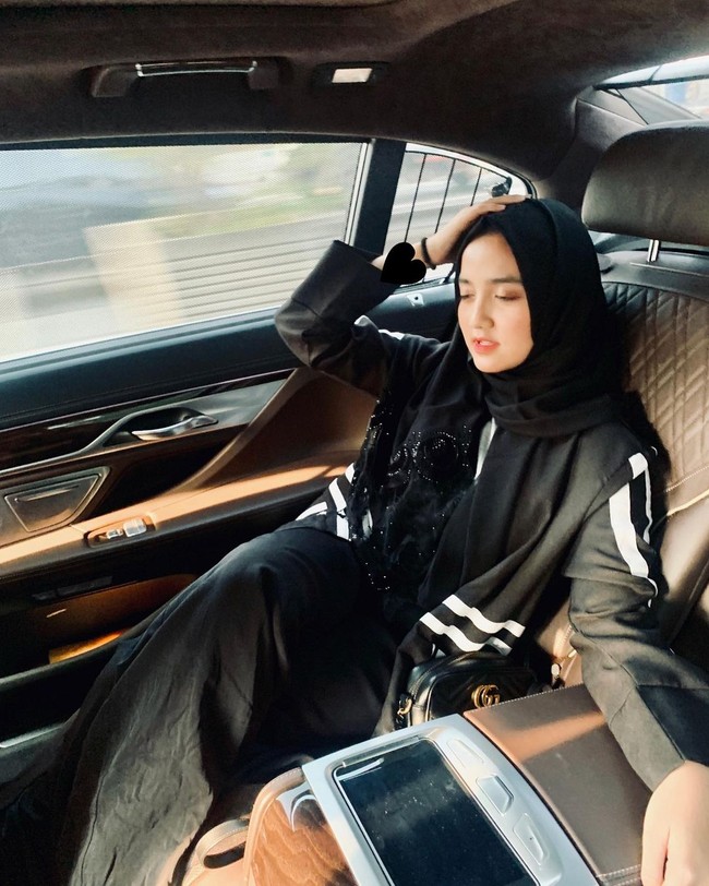 Gaya hijab Wirda Mansur identik dengan warna pastel. Namun dia juga sering mengunggah gaya hijab monokrom di akun Instagramnya @wirda_mansur. Seperti dalam foto ini, Wirda memakai hijab pashmina yang dililit ke atas kepaa dan dalaman warna hitam. Hijabnya dipadu dengan luaran hitam dengan akses garis putih. Foto: Instagram @wirda_mansur