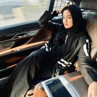 Gaya hijab Wirda Mansur identik dengan warna pastel. Namun dia juga sering mengunggah gaya hijab monokrom di akun Instagramnya @wirda_mansur. Seperti dalam foto ini, Wirda memakai hijab pashmina yang dililit ke atas kepaa dan dalaman warna hitam. Hijabnya dipadu dengan luaran hitam dengan akses garis putih. Foto: Instagram @wirda_mansur