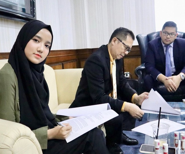 Sukses di usia muda, saat sedang meeting Wirda Mansur memakai hijab pashmina hitam yang menutupi bagian dada.  Saat ini Wirda mempunyai tiga bisnis, fashion muslimah, kosmetik dan juga biro perjalanan umrah, haji dan wisata. Foto: Instagram @wirda_mansur