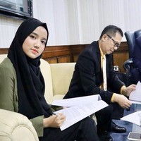 Sukses di usia muda, saat sedang meeting Wirda Mansur memakai hijab pashmina hitam yang menutupi bagian dada.  Saat ini Wirda mempunyai tiga bisnis, fashion muslimah, kosmetik dan juga biro perjalanan umrah, haji dan wisata. Foto: Instagram @wirda_mansur