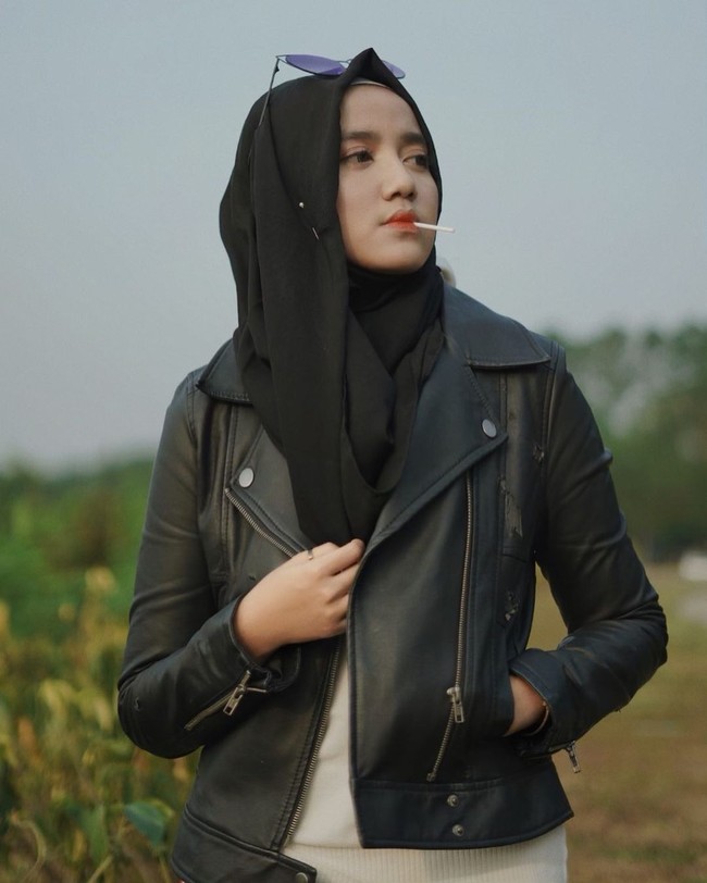 Bagi remaja muslimah, bisa mengikuti gaya hijab Wirda Mansur satu ini. Ia memakai jaket kulit dan hijab pashmina yang menjadi andalannya. Ia melilit pashmina ke atas kepala dan menyematkan jarum pentul di kepala agar hijabnya tak terlepas. Foto: Instagram @wirda_mansur