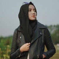 Bagi remaja muslimah, bisa mengikuti gaya hijab Wirda Mansur satu ini. Ia memakai jaket kulit dan hijab pashmina yang menjadi andalannya. Ia melilit pashmina ke atas kepala dan menyematkan jarum pentul di kepala agar hijabnya tak terlepas. Foto: Instagram @wirda_mansur
