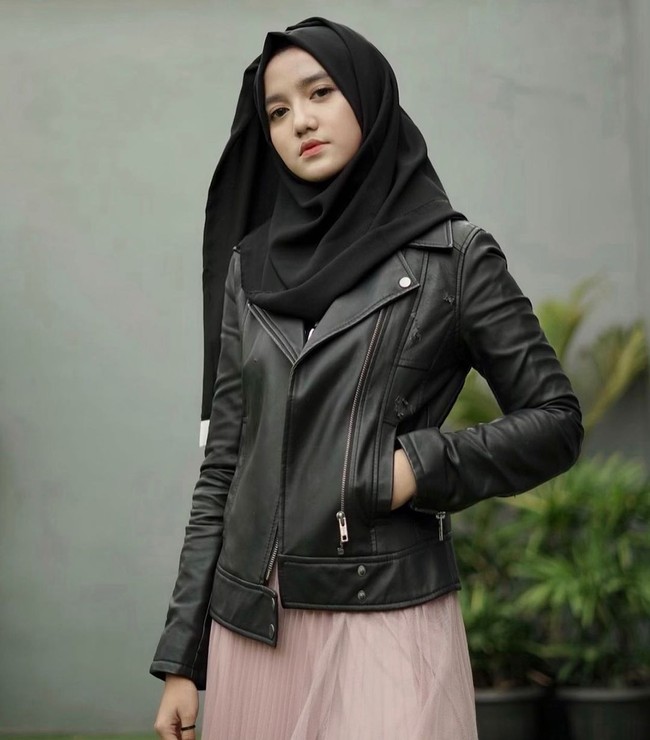 Wirda Mansur dikenal sebagai inspirasi anak muda. Dia sudah menjadi penghafal Al Quran di usia 14 tahun. Wirda juga menjabat sebagai direktur di usia 18 tahun, setelah berhasil mewujudkan impiannya memiliki label kosmetik WakeupMakeup. Foto: Instagram @wirda_mansur