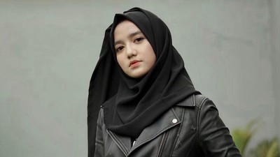 8 Gaya Monokrom Wirda Mansur, Hijabers yang Jadi Direktur di Usia 18