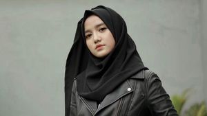 8 Gaya Monokrom Wirda Mansur, Hijabers yang Jadi Direktur di Usia 18