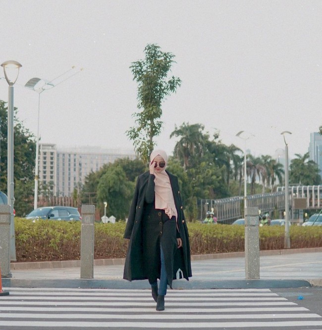 Semenjak saat itu, penampilan Wirda Mansur menjadi sorotan bagi muslimah milenial. Wirda kerap berinteraksi dengan followersnya di akun Instagram dan membagikan tips dan motivasi untuk anak muda di kanal Youtube-nya. Saat ini, Wirda mempunyai lebih dari 2,7 juta pengikut. Ia juga sudah merilis lima buku dari 2016 hingga 2020. Foto: Instagram @wirda_mansur