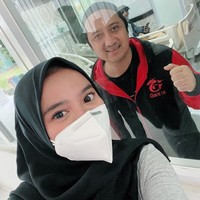 Wirda Salamah Ulya, atau lebih dikenal dengan Wirda Mansur adalah putri sulung dari pasangan Ustadz Yusuf Mansur dan Siti Maemunah. Anak pertama dari lima bersaudara itu mulai dikenal publik setelah menjadi duta Al-Quran di Amerika Serikat di umurnya yang masih sangat muda. Foto: Instagram @wirda_mansur