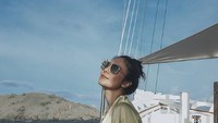 Berpose di atas kapal, Wulan memuji keindahan laut dan keramah-tamahan kapal di perairan Labuan Bajo. (wulanguritno/Instagram)