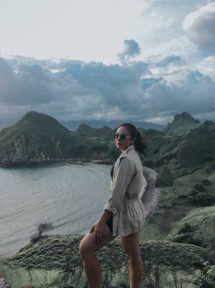 Indahnya Labuan Bajo Vs Cantiknya Wulan Guritno