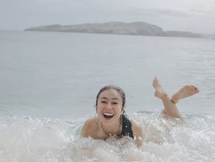 Indahnya Labuan Bajo Vs Cantiknya Wulan Guritno