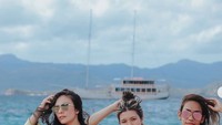 Wulan Guritno berpose di Pantai Pink. (wulanguritno/Instagram)