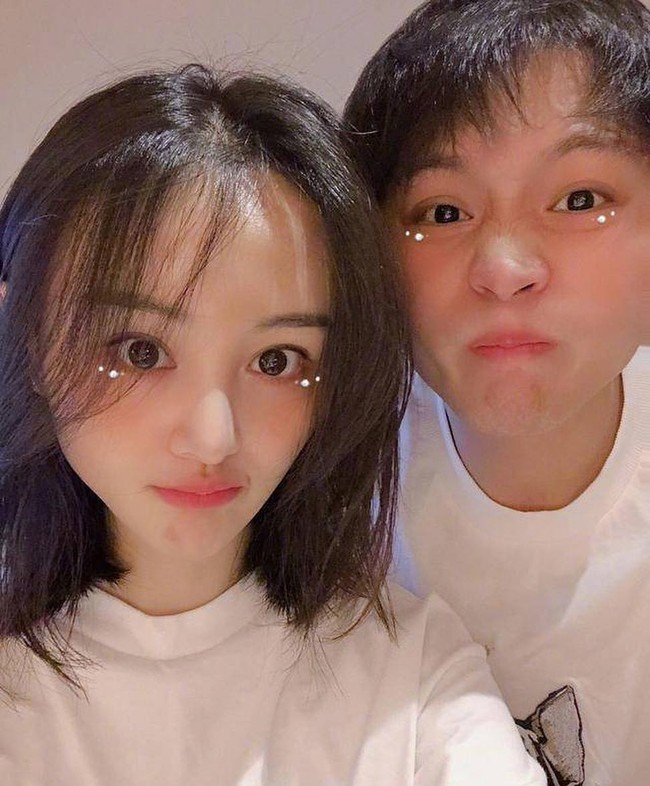 Dalam postingannya yang jadi viral, Zhang Heng mengaku jika ia ditinggalkan dengan dua anak tersebut di Amerika selagi Zheng Shuang berada di China. Sebuah rekaman percakapan antara kedua keluarga pun mengungkap jika pihak Zheng Shuang sempat ingin memberikan anak-anak itu untuk adopsi. Foto: Internet/Weibo