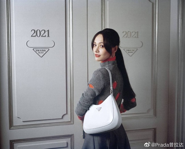 Setelah kabar aktris tersebut menelantarkan anak mencuat dilaporkan Prada telah memberhentikan kontraknya sebagai salah satu brand ambassador. Padahal ia baru saja diumumkan sebagai model Prada sembilan hari lalu. Karena masalah ini, saham Prada dilaporkan anjlok. Foto: Internet/Weibo