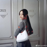 Setelah kabar aktris tersebut menelantarkan anak mencuat dilaporkan Prada telah memberhentikan kontraknya sebagai salah satu brand ambassador. Padahal ia baru saja diumumkan sebagai model Prada sembilan hari lalu. Karena masalah ini, saham Prada dilaporkan anjlok. Foto: Internet/Weibo